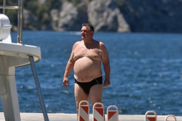 FOTO Lica s plaža: Ovako su naši političari znali uživati na moru, jedni se kupaju, drugi poziraju