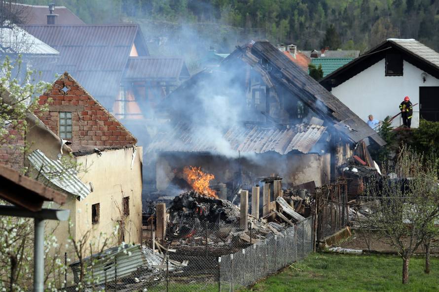 Proširila se iz sjenika: Vatra je progutala tri kuće kraj Čabra