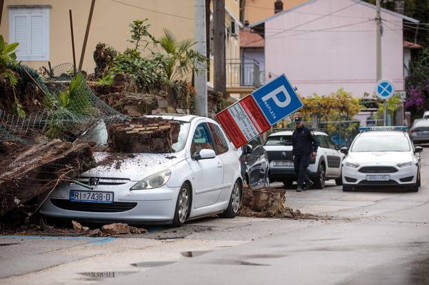 Rijeka: Na parkirana vozila urušio se zid