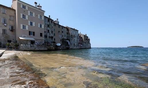 FOTO Na Mljetu je temperatura mora bila čak 30°C, u Rovinju cvjetanje mora otjeralo kupače