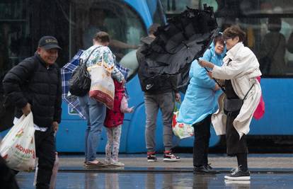 Posljedice nevremena koje je protutnjalo Hrvatskom: Srušena stabla, potrgani limovi na krovu