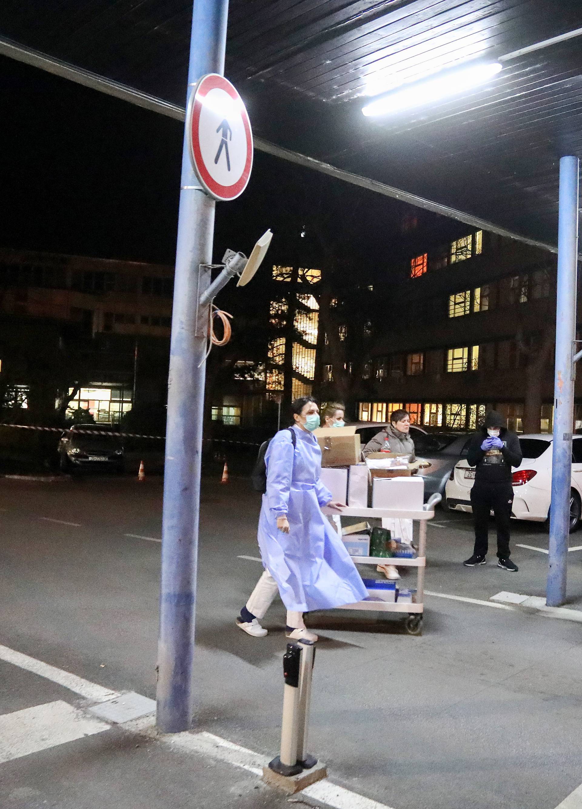 Zagreb: Pripadnici navijačkih skupina pomažu u seljenju Klinike za plućne bolesti na Jordanovcu