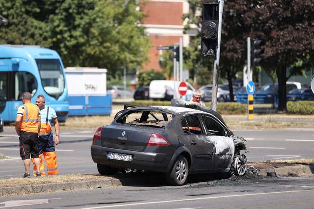 Buknuo automobil u Novom Zagrebu na raskrižju, zapalio se i semafor