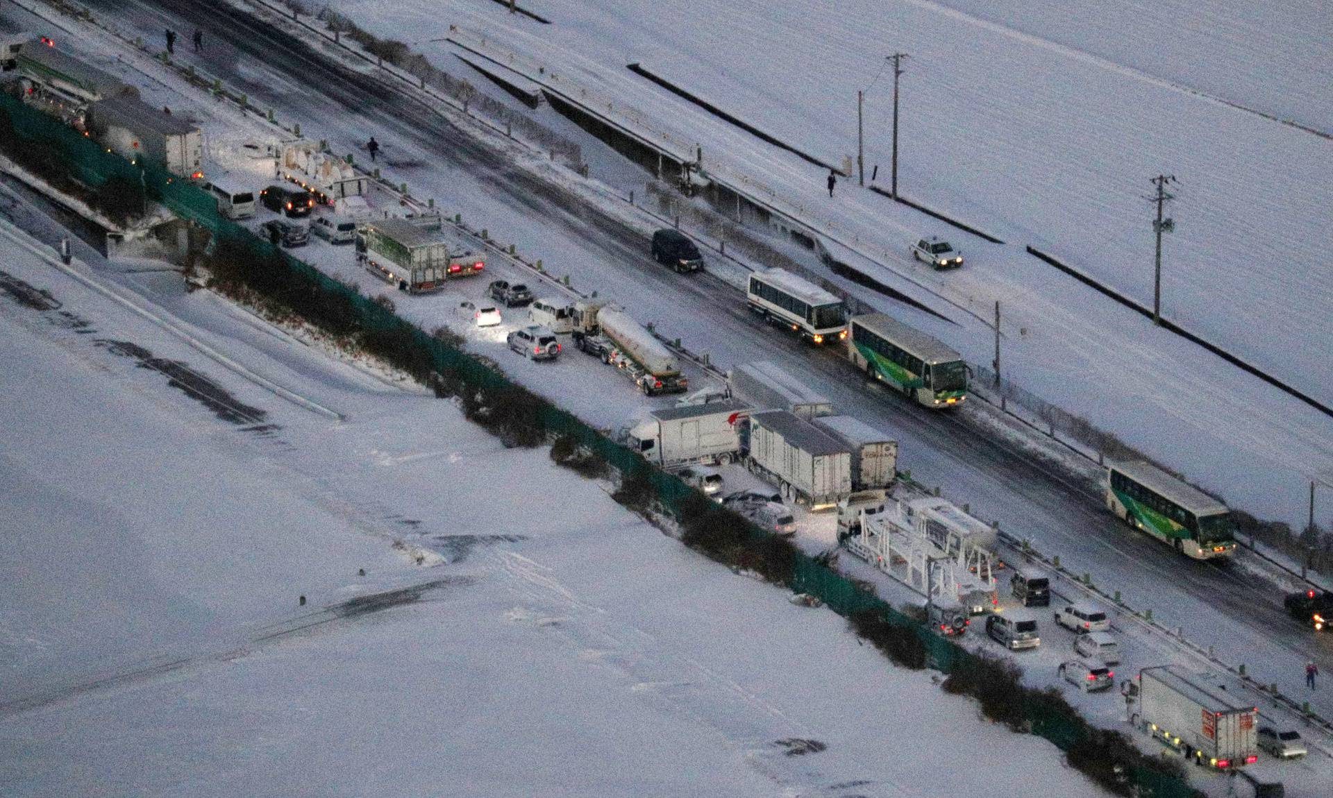 Series of car crashes when snow storm struck on the Tohoku Expressway in Osaki