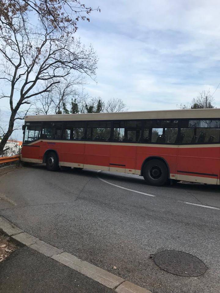 Bus umalo sletio u provaliju: Na rubu ga zaustavila ograda