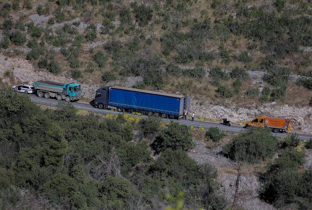 Plano: Teret s kamiona pao na automobil