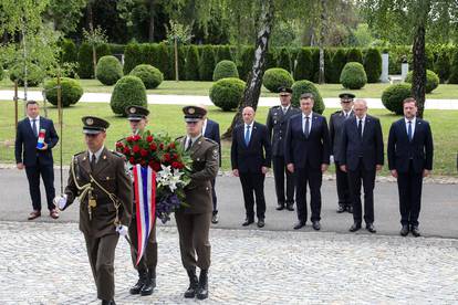 Dan Hrvatske vojske: Plenković i izaslanstva položili su vijence i zapalili svijeće na Mirogoju