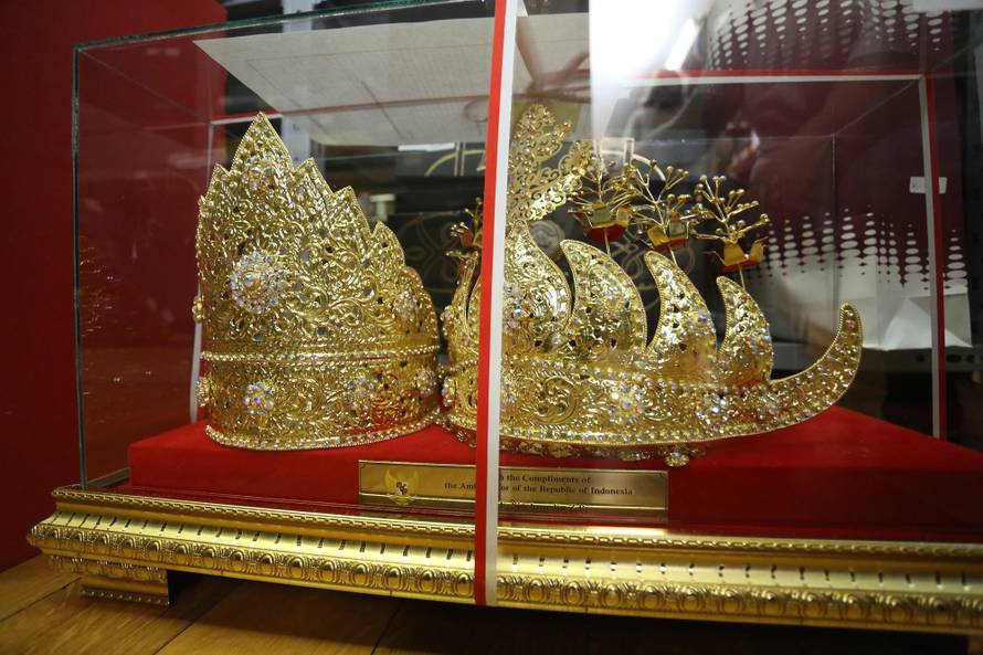 Kolindine zlatne krune: Dobila je i Putinove raskošne rupce...