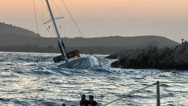 Spasili posadu katamarana: 'Bili su ogromni valovi, a samo je jedno dijete imalo prsluk'