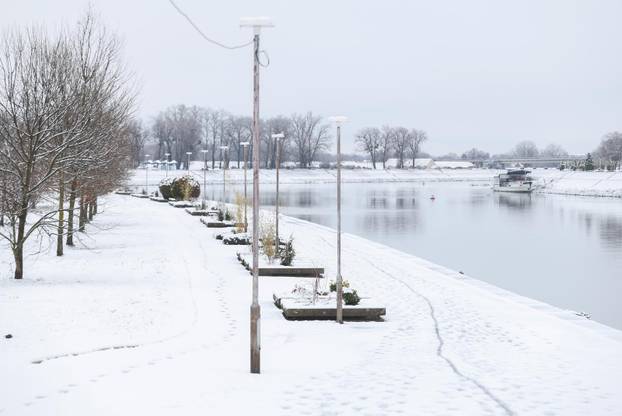 Snježni pokrivač je zabijelio je Osijek