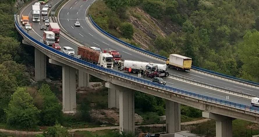 Izbjegnuta tragedija: Cisterna 'zaplesala' i stala nasred ceste