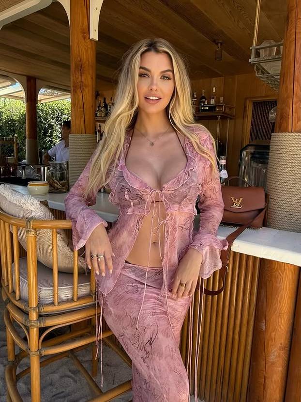 FOTO Iza seksi figure krije se prava feministkinja koja ne šuti