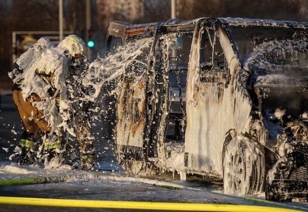 Zagreb: Požar kombi vozila na  Aveniji Većeslava Holjevca