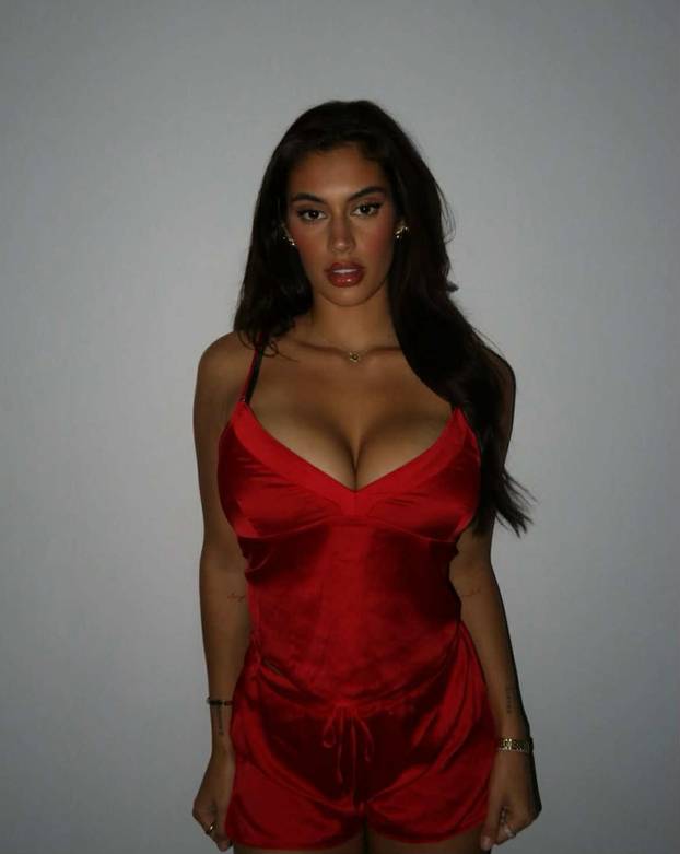 FOTO Ima tijelo kao iz snova i ogromne grudi, ali muškarcima je neodoljiva - kada se smije