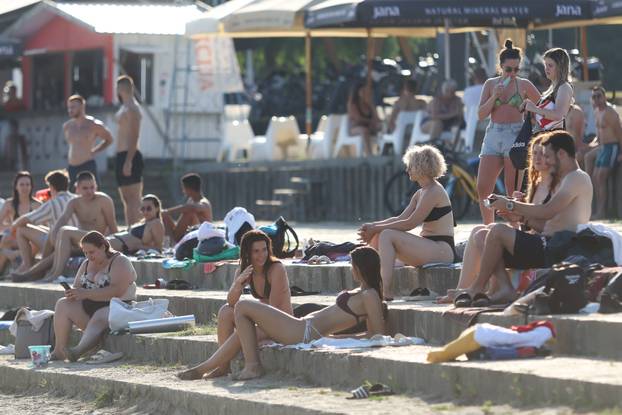 Osijek: Visoka temperatura je  izmamila mnogobrojne građane na osvježenje u Dravi