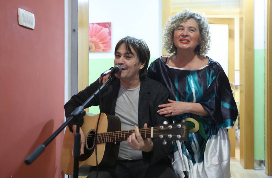 Zagreb: Ana Rucner i Vlado Kalember sa sinom Darianom nastupili u domu za starije i nemoćne Omea