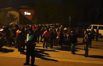Prosvjednici blokirali ceste u  BiH, putnici stoje na hladnoći