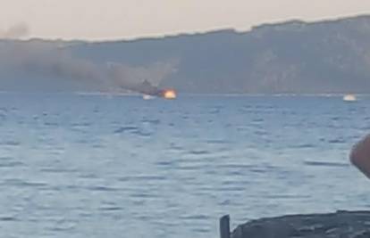 Zapalio se brod u blizini Čiova: Dvoje ljudi uspjelo se spasiti
