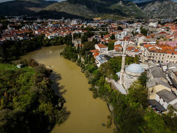Neretva u Mostaru promijenila boju, više nije zelena nego smeđa i prljava