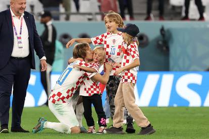 Vatreni pobjedu slavili s ljepšim polovicama: Grlile su ih i ljubile