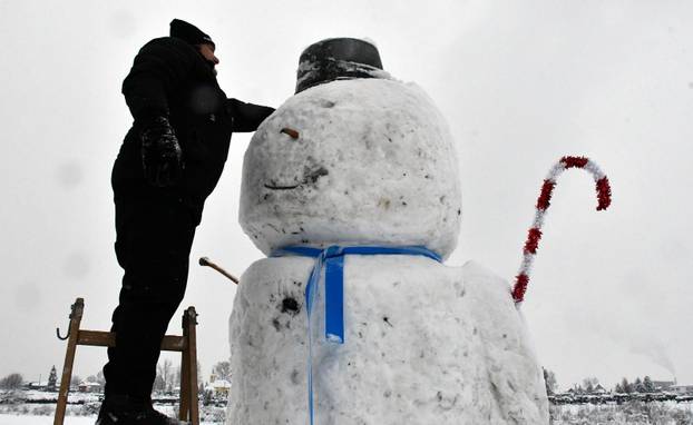 VIDEO Još jedan mega snjegović niknuo u Slavoniji. Visok je tri i pol metra i postao hit u Brodu