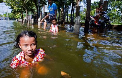 Poplave odnijele 500 života, preživjeli žive u prljavoj vodi