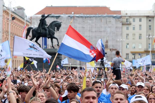 Zagreb: Dolazak hodočasnika Antunovskog hoda na Trg bana Josipa Jelačića
