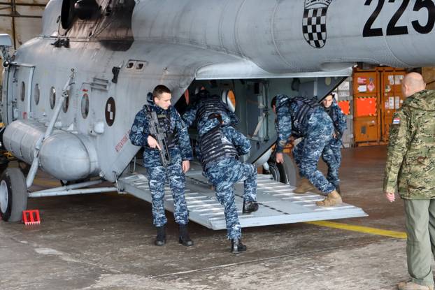 FOTO/VIDEO Evo kako budući hrvatski marinci uvježbavaju zračni desant: Ovo su kadrovi...