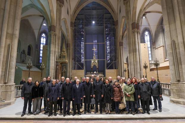 Zagreb: Andrej Plenković i mons. Dražen Kutleša obišli i razgledali obnovljenu unutrašnjost katedrale