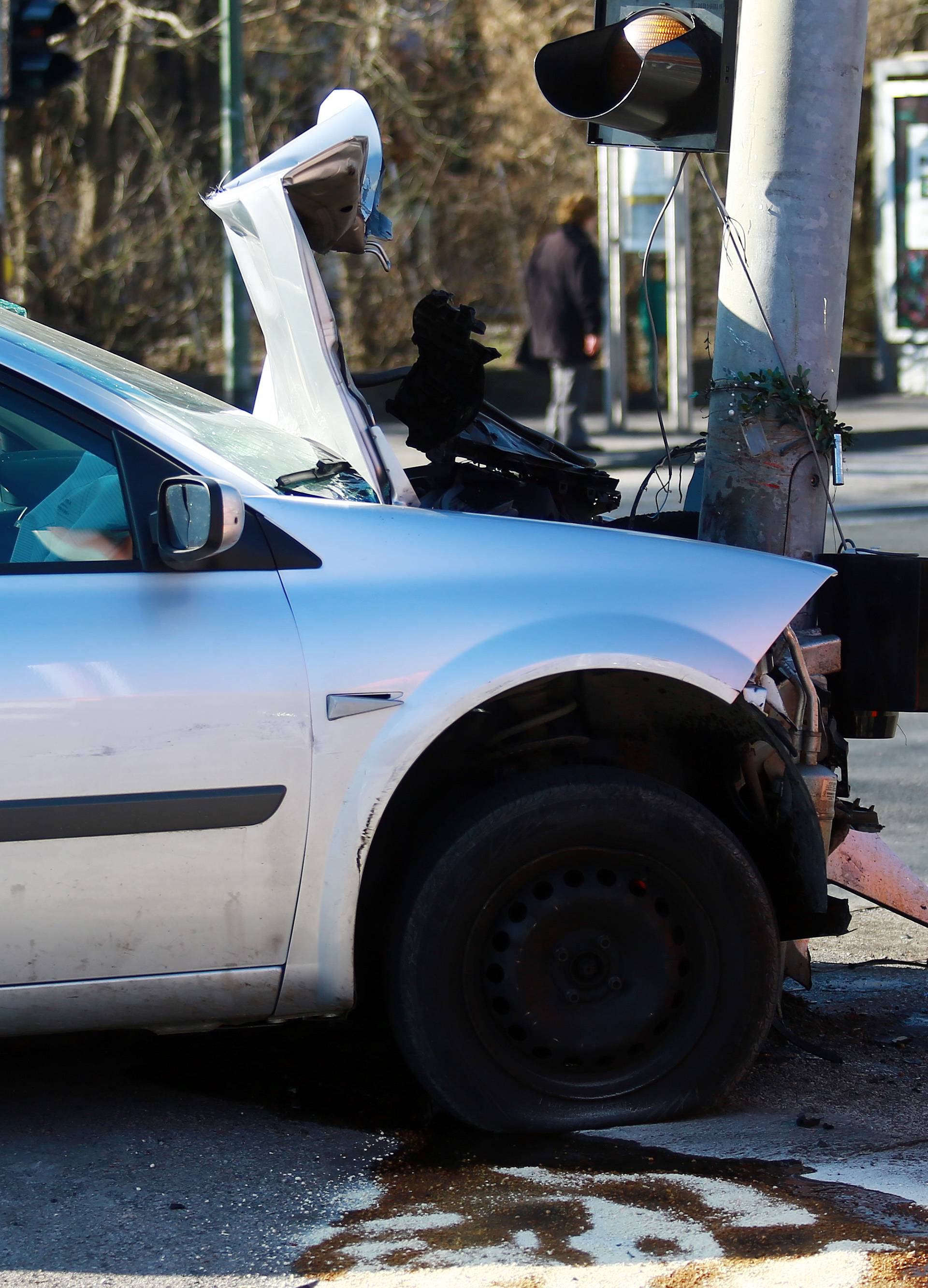 Zagreb: Automobil smrskan nakon Å¡to se zabio u stup semafora, nekoliko ozlijeÄenih