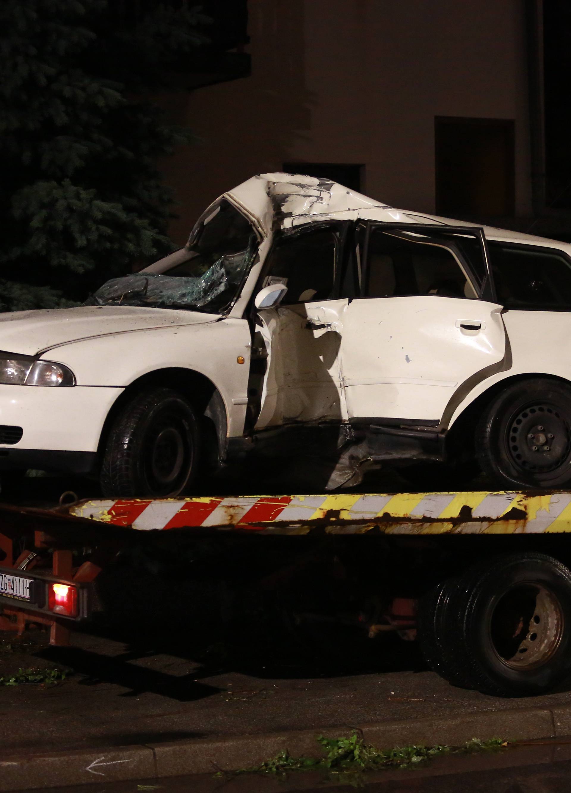 Zagreb: Automobilom se zabio u stup