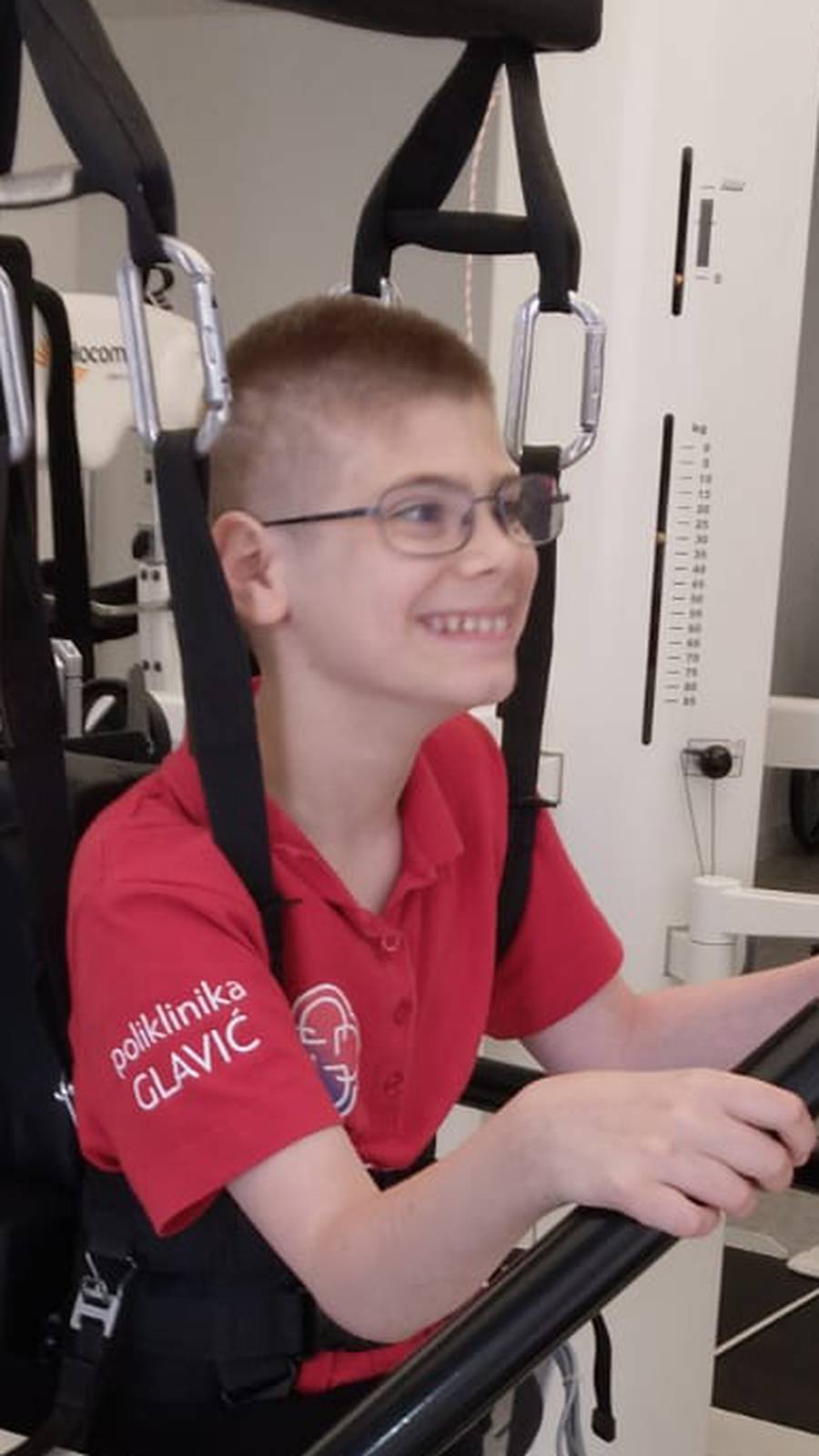 'Trči sa srcem za Mihin korak': Pomozite dječaku Mihaelu(12), potrebno mu je za terapije...