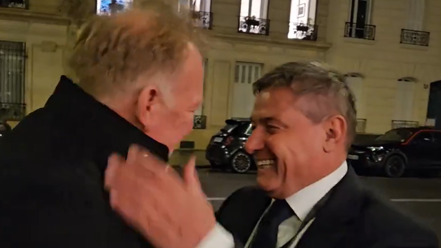 VIDEO Prosinečki u Parizu sreo izbornika Srbije, srdačno su se izgrlili. 'Susret velikih prijatelja'