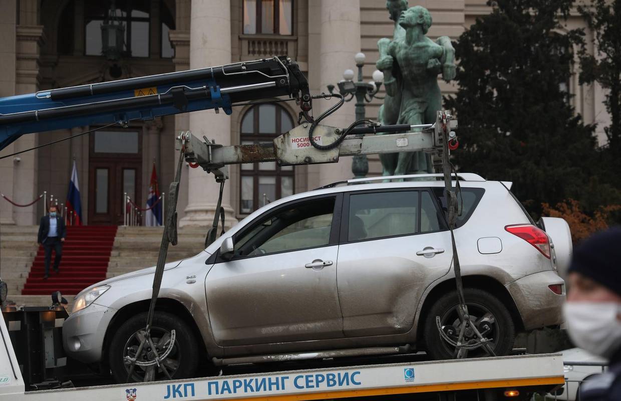 Šok u Beogradu: Autom probio ogradu ispred Skupštine pa sa šipkom u ruci prozivao ministre