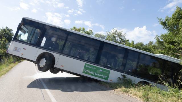 Sinj: Zapalio se autobus koji je prevozio učenike, a kada su izašli iz vozila sam se pokrenuo i sletio s ceste