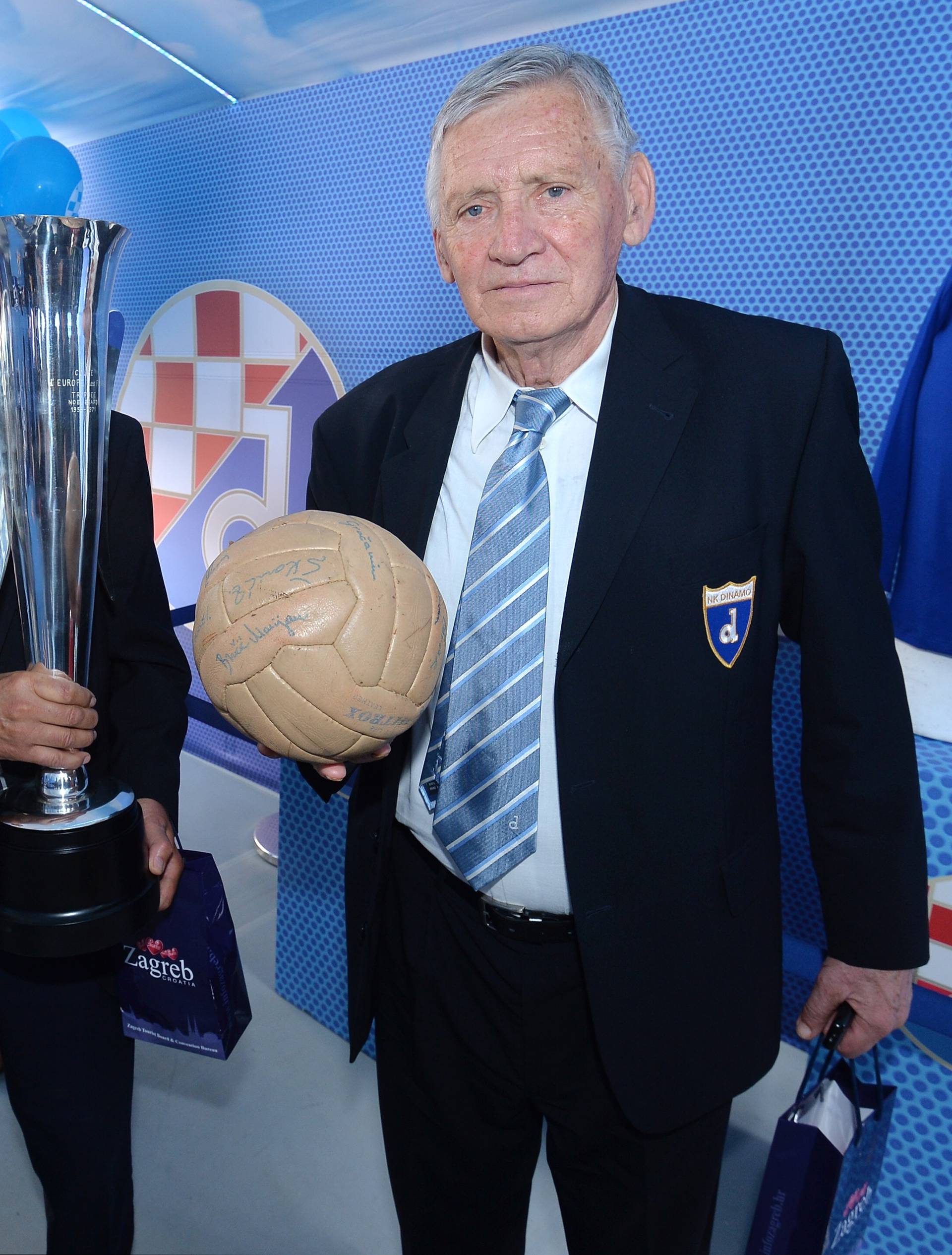 To su pravi šampioni! Trofej i lopta iz '67. izloženi na Trgu