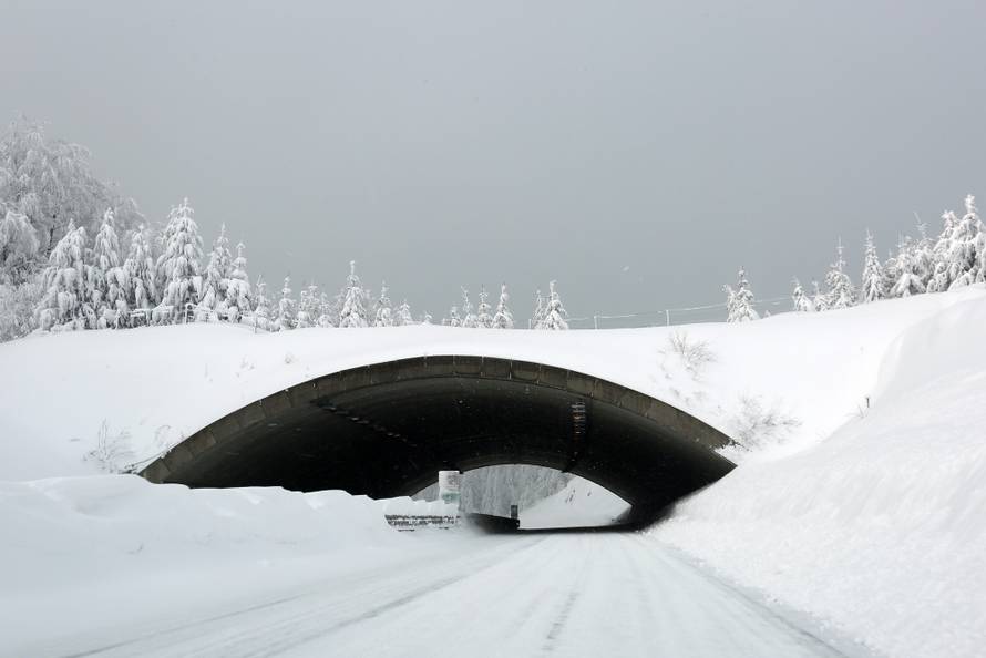 Zameteni u Delnicama: Nanosi snijega do balkona na 1. katu!