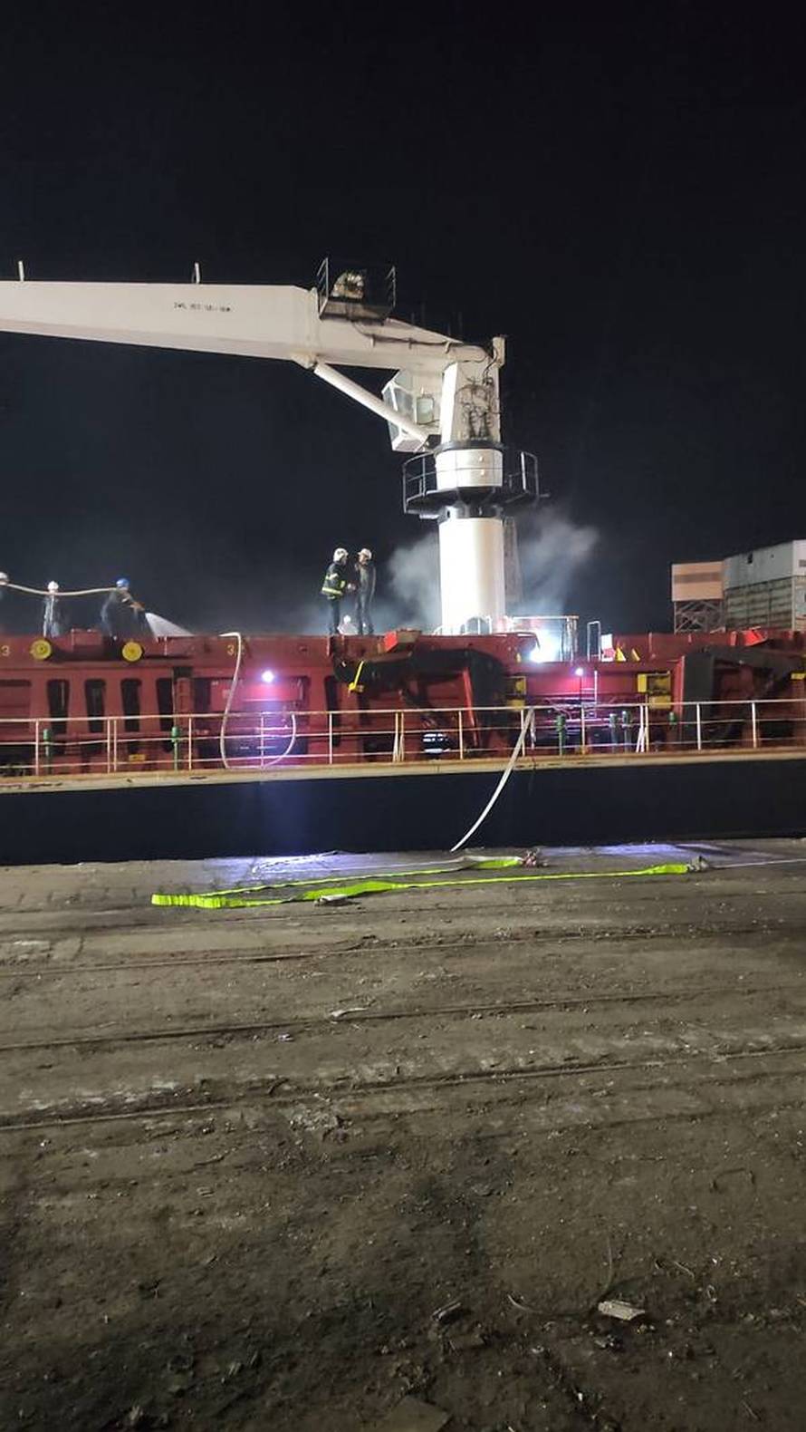 Gori brod u luci Ploče, zapalilo se staro ulje na utovaru željeza?