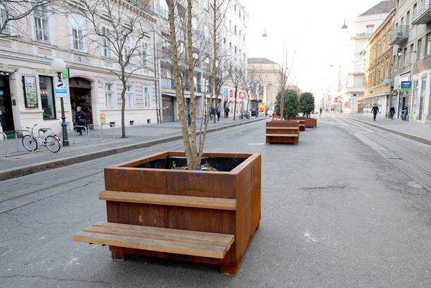 Zagreb: U Draškovićevoj ulici postavljene nove žardinjere s klupicama
