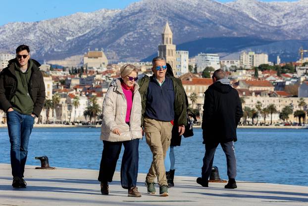 Zubato sunce u Splitu izmamilo je brojne šetače