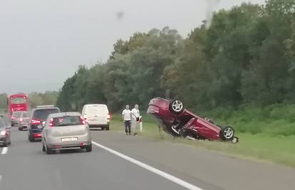 Sudar na autocesti kod Ježeva: Auto na krovu, troje ozlijeđeno