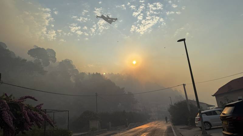 FOTO Ovo je mjesto velikog požara kod Krila Jesenice, gasi ga preko stotinu vatrogasaca