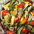 Za ljeto: Osvježavajuća salata s rajčicama, mangom i avokadom