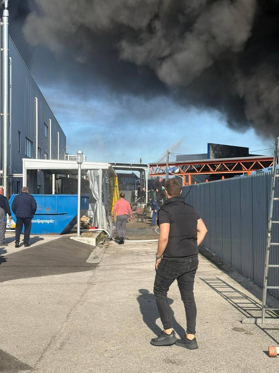 FOTO/VIDEO Još se dimi u Sv. Nedelji: 'Nije opasno za ljude'