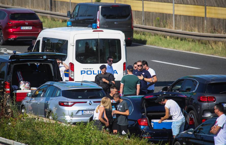 Zagreb: Policija u Lučkom dočekuje Torcidu