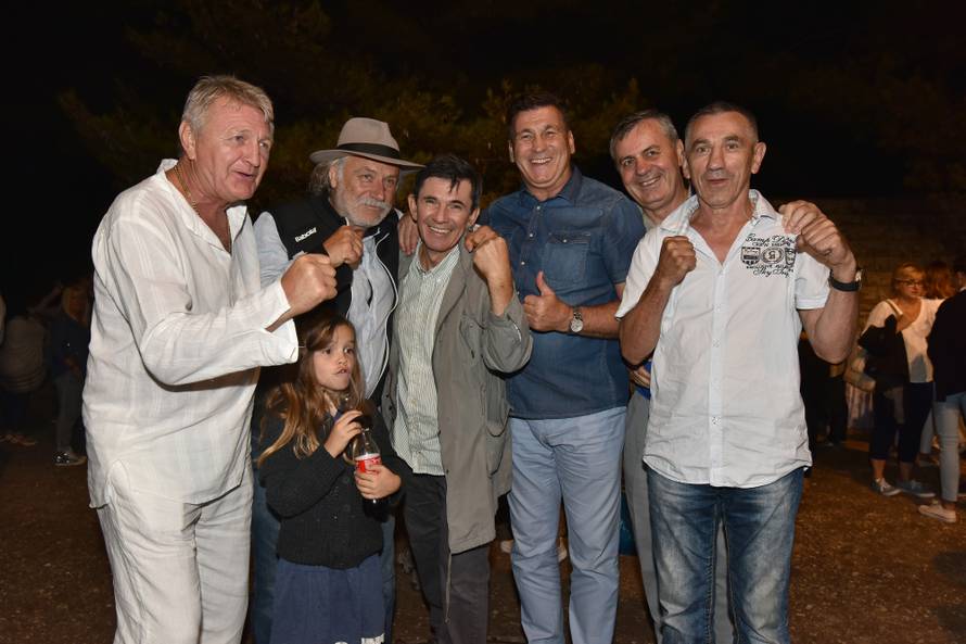 Na premijeri su boksački šampioni skandirali Šampionu