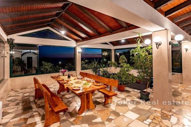 FOTO Kupite kuću s bazenom, a dobijete restoran u prizemlju, bazen i pogled na Rogoznicu!