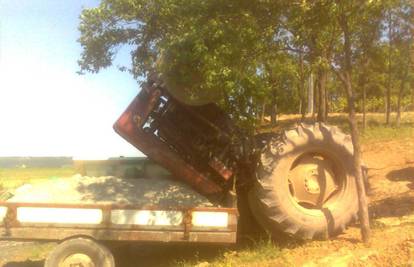 Vozač je morao iskočiti iz traktora da ga ne bi zgnječio