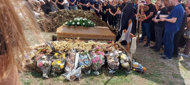FOTO TUGA U KOTOR VAROŠU Pokopali Draganu (34) koja je poginula u buktinji kod Omiša