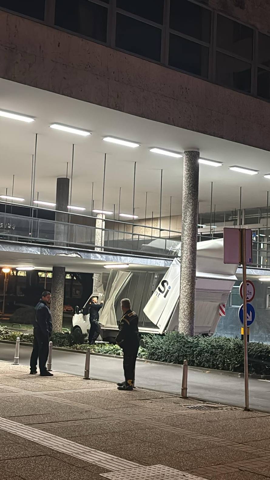 VIDEO Kamion zaglavio ispod stepenica zagrebačke gradske uprave, polomio ogradu i vozilo